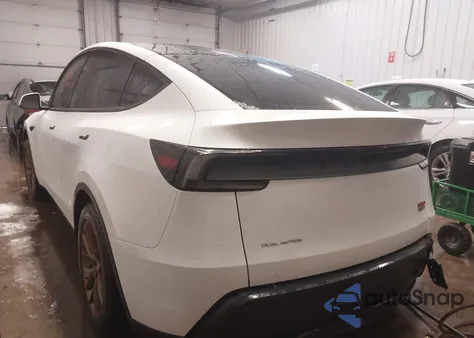 2026 Tesla Model Y Long Range Launch Series/Premium All-Wheel Drive z USA, uszkodzony, nr VIN 7SAYGDEE5TF323155